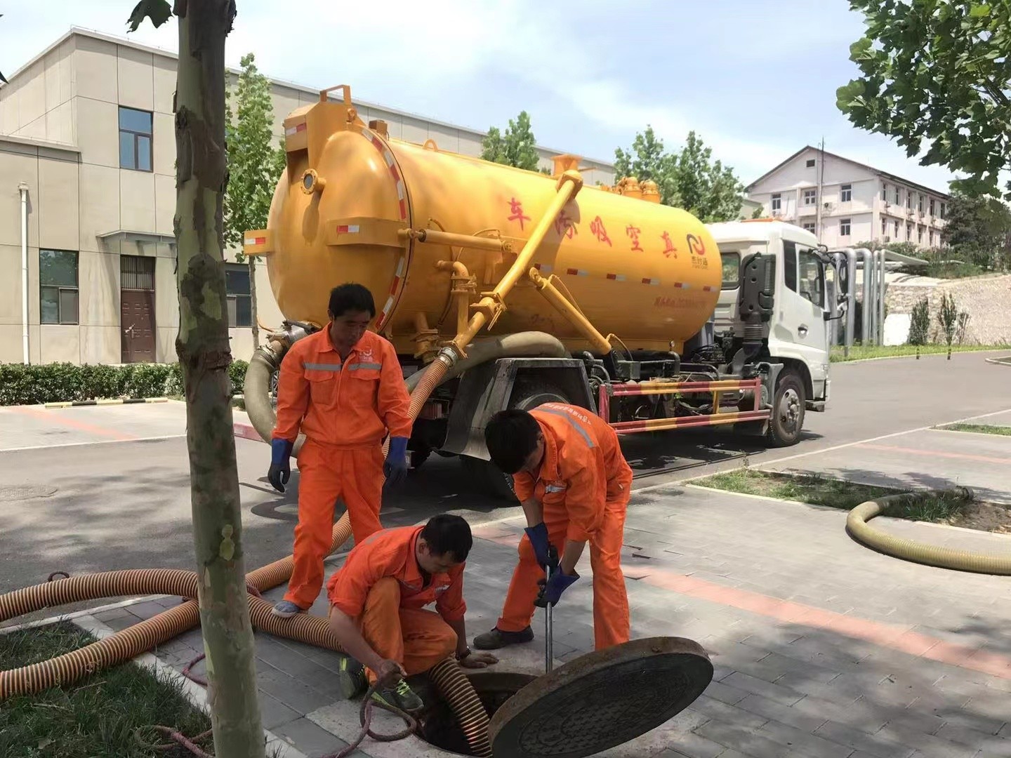 尖扎管道疏通车停在窨井附近