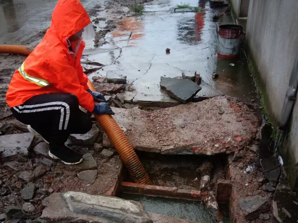 尖扎专业清理污水池 炜誉市政以规范流程守护城市 “肠道”