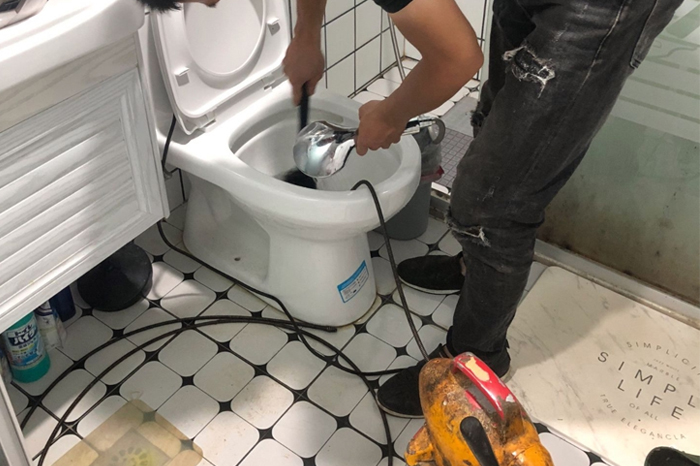 尖扎马桶堵塞自己疏通还是找师傅?专业上门服务让你省时更省心